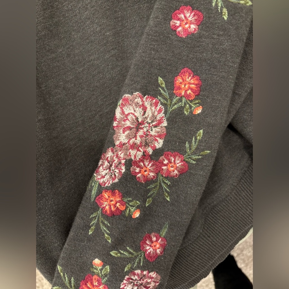 Aeropostale Gray Crewneck With Floral Embroidered Sleeves Womans Size Small - Picture 4 of 6